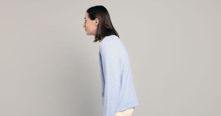 姿勢の悪さから頭痛を起こしやすい女性